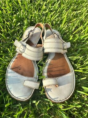 Born Cream Leather Buckle Strap Sandals